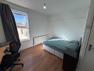 Lovely Bright  Room in a Nice House Main Photo