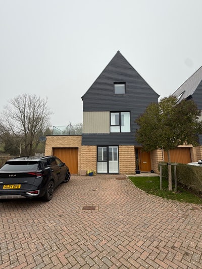 Furnished double room in large new build in Redhil Main Photo