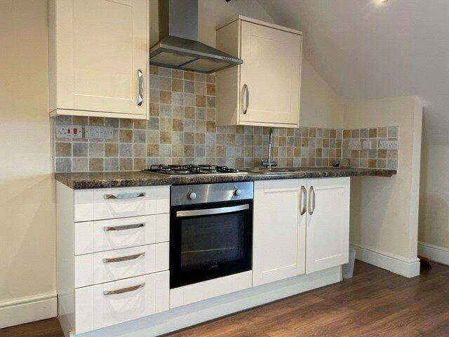 Spacious Top Floor 1-Bed Flat - close to station Main Photo