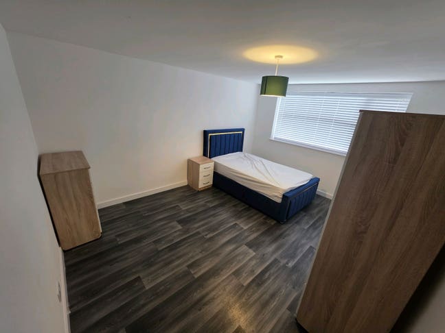 2 Bed Flat Free for Dss Tile Cross Main Photo