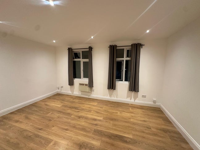 One Bedroom Flat South Woodford London E18 Main Photo