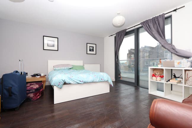 Large room with balcony in Dalston E8 to move ASAP Main Photo