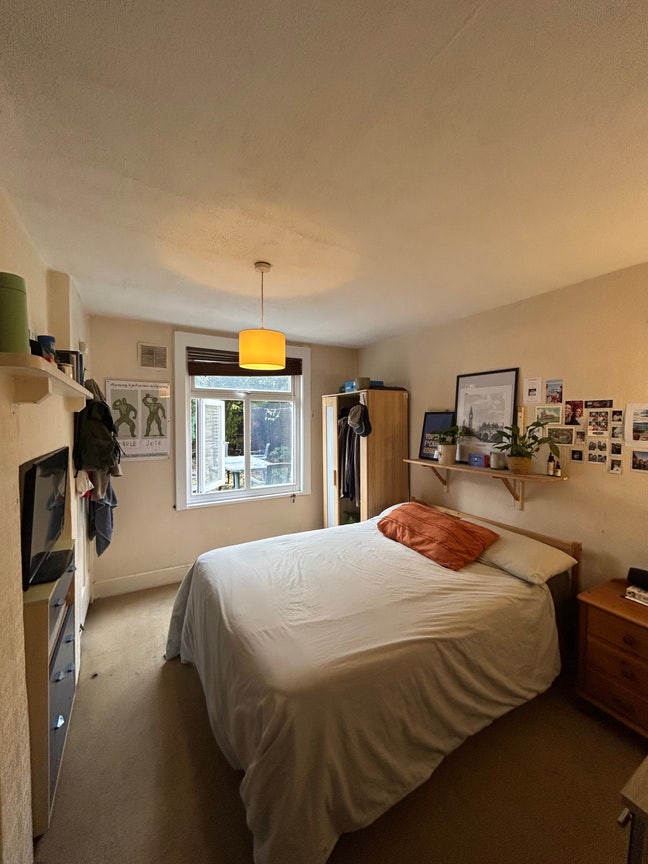 Large Single Bedroom Main Photo