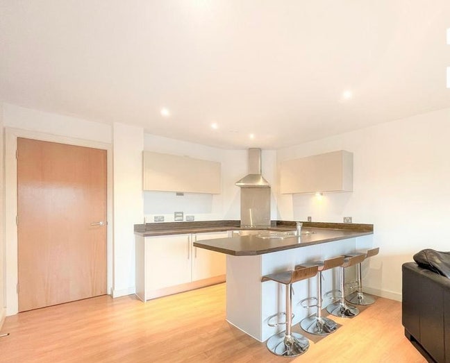 Tenancy Takeover – Spacious 2 Bed-2 Bath Flat Main Photo