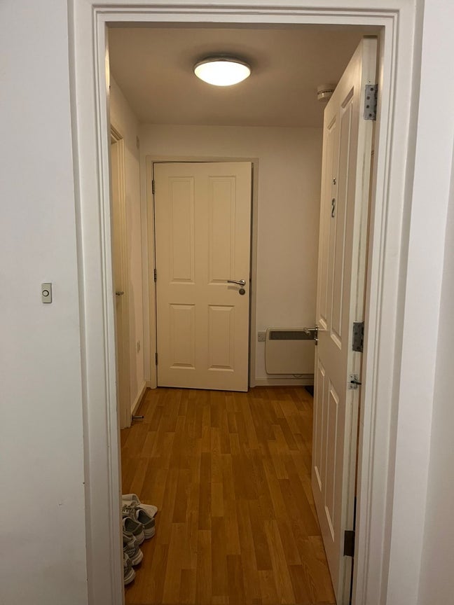 Large Room – Available Now – 10 min to Central Main Photo