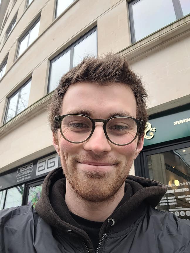 Professional Male seeks a single or double room Main Photo