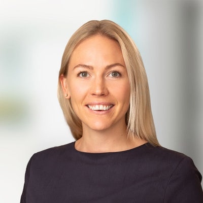 Female professional seeing en-suite in St J. Wood Main Photo