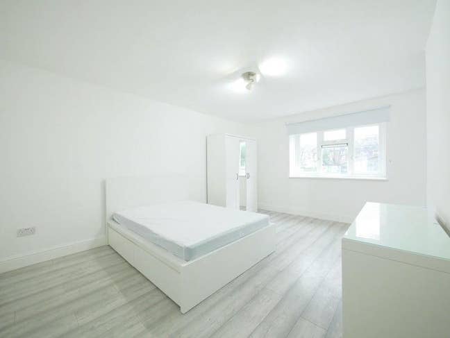 Large Double room- Female household - short term Main Photo