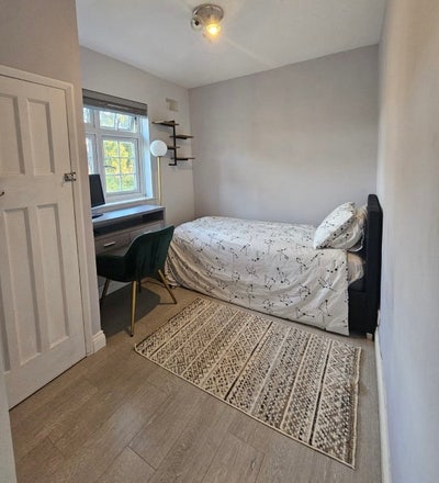 Bright single room in cul de sac!  Main Photo