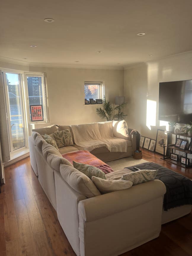 Beautiful Riverside Flat Main Photo