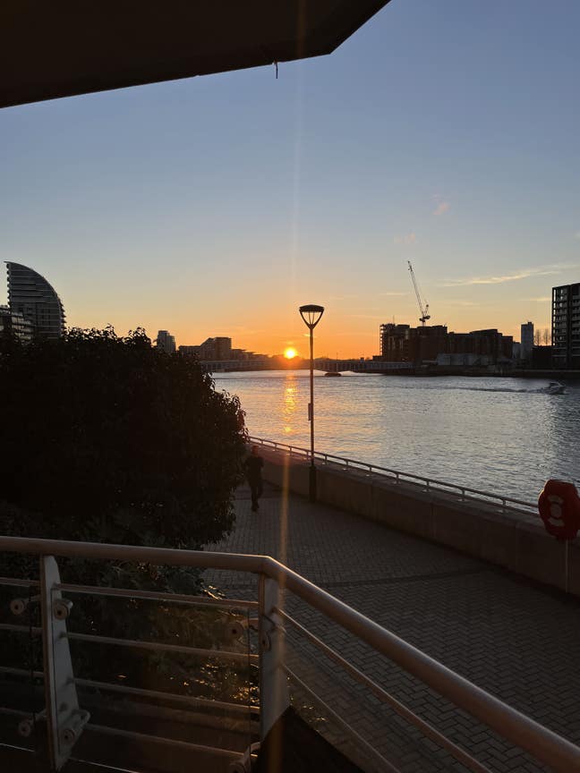 Beautiful Riverside Flat Main Photo