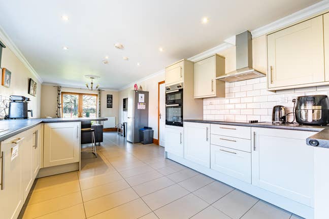 Beautiful Rooms, Desirable Locations 5* Parking Main Photo