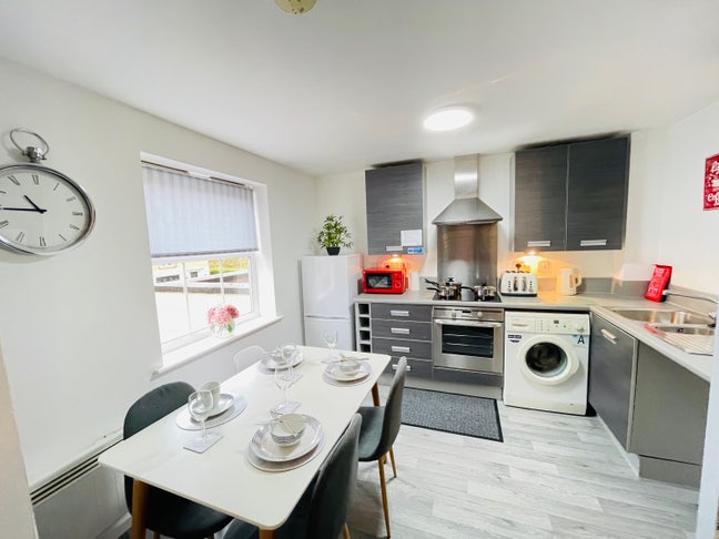 Fully Furnished 2 Bed Apartment Main Photo