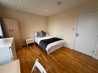 Cozy Room in Centre! Be Fast Main Photo