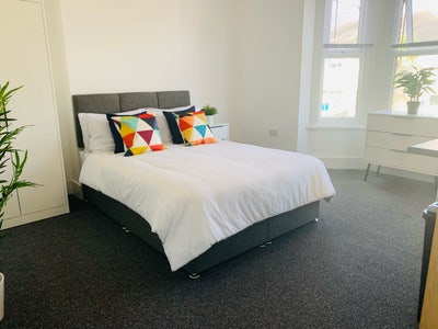 Spacious Room with kitchen  - perfect location!! Main Photo