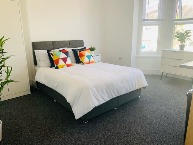 Spacious Room with kitchen  - perfect location!! Main Photo