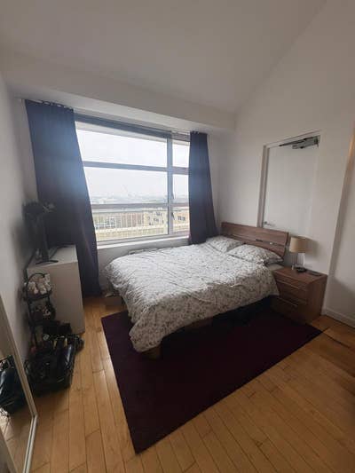 Bright double room in central penthouse flat Main Photo