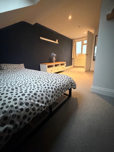Double room available in friendly home  Main Photo