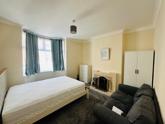 Quiet, Spacious Home – Perfect for Professionals Main Photo