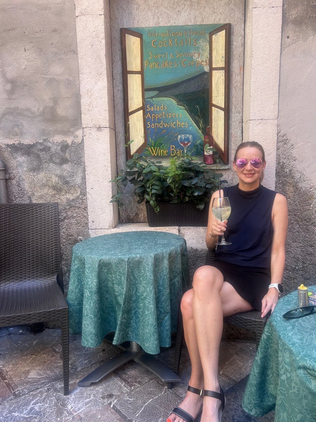 Professional female seeking en-suite room Main Photo