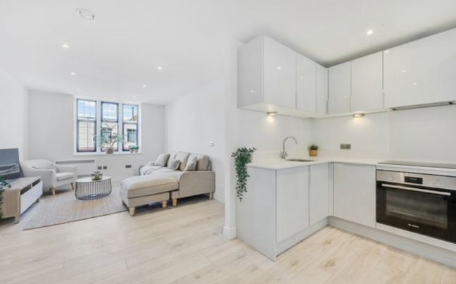Large room in brand-new flat on the High Street  Main Photo