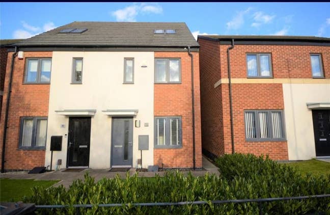 3 bed modern House Main Photo