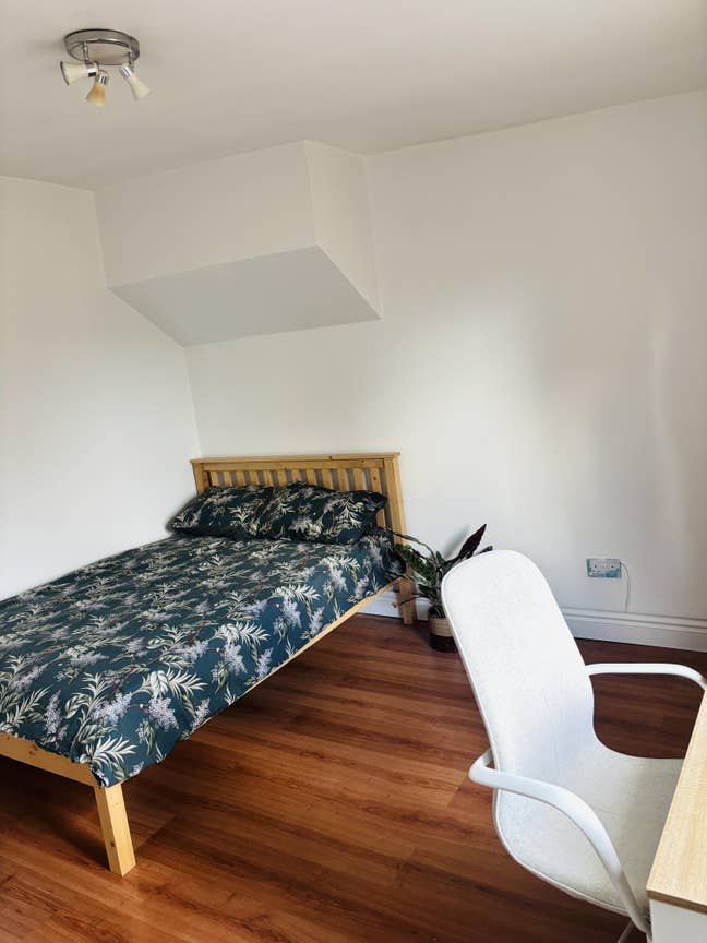 Bright & spacious room in E15 - bills incl. Main Photo