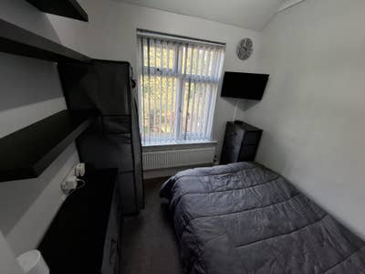 Small Double Bedroom to let  Main Photo