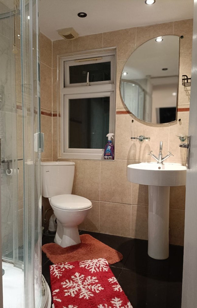 Furnished double bedroom with its own bathroom Main Photo