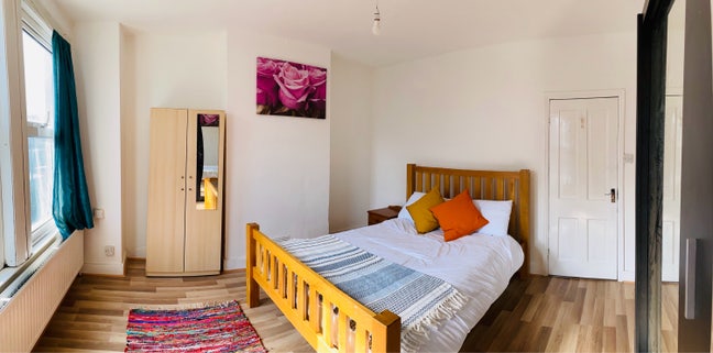 Large Double Room - Short Walk to Station  Main Photo