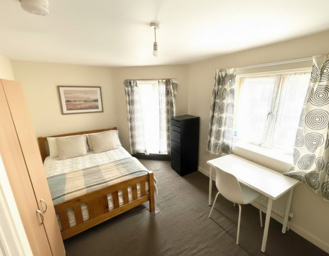 🚆 Shadwell DLR – 1 Min Walk  |  Bills incl Main Photo