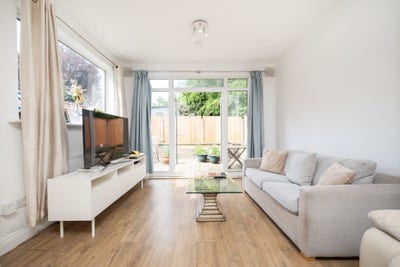 Peaceful 2-bed Garden Flat – WFH, good transport  Main Photo