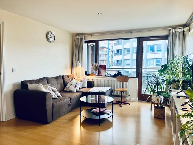 Spacious double room available in Bow Main Photo