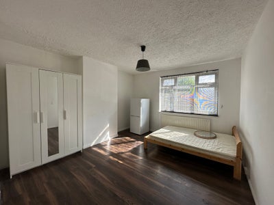 Large first floor ROOM to rent in Edmonton, N9. Main Photo