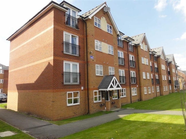 Large Double Room – Bills & Parking Included – M23 Main Photo