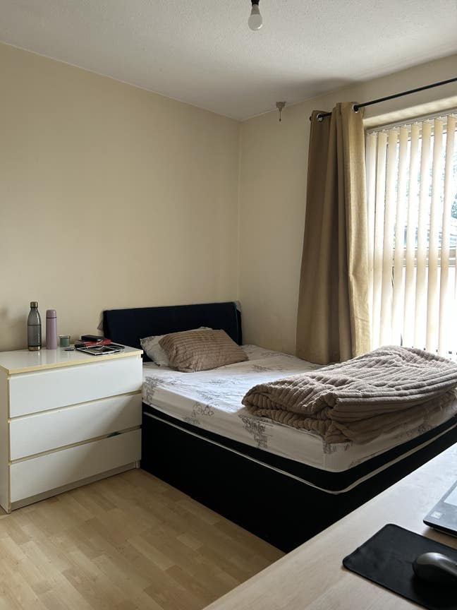 Spacious Double Room in a Peaceful All-Girls House Main Photo