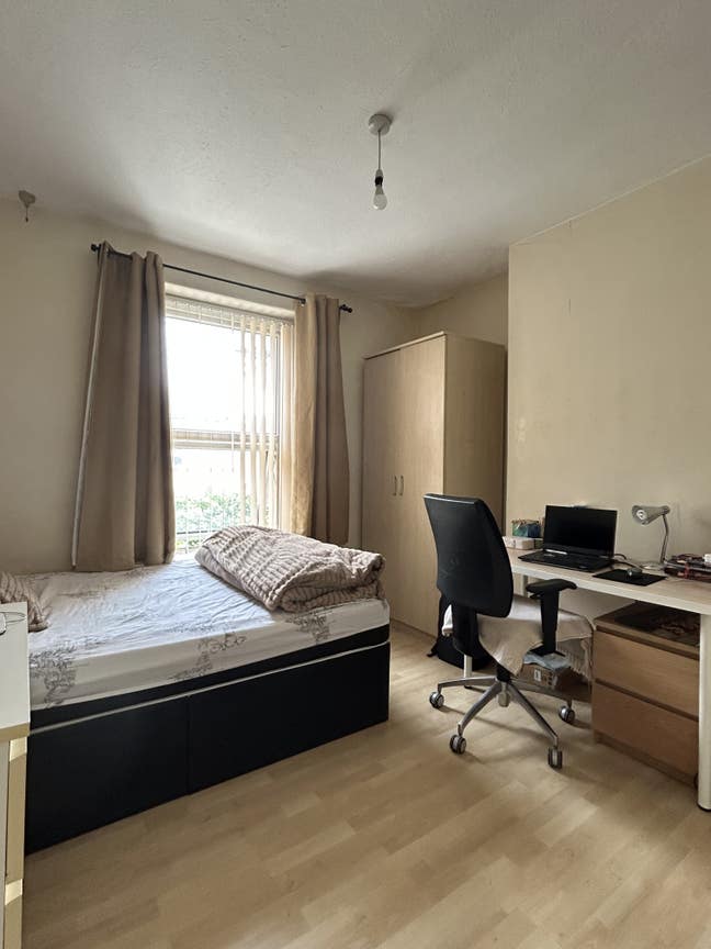 Spacious Double Room in an All-Girls House share Main Photo