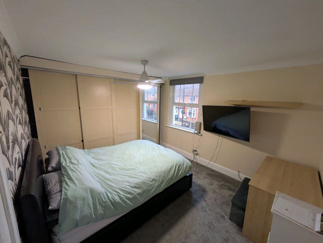 2mins from Hinkley Bus Stop - Large Double Main Photo