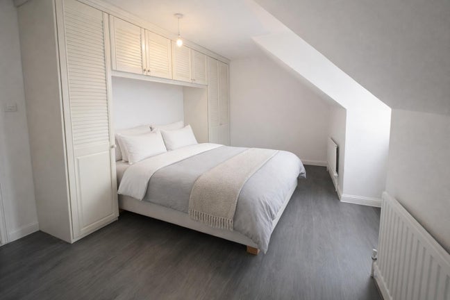 Newly Refurbished Double Rooms – Large LIVING Room Main Photo