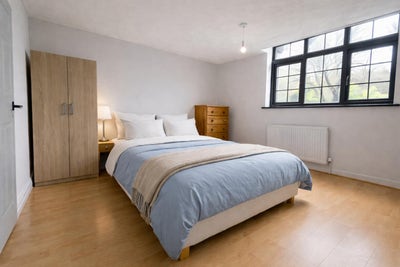 Newly Refurbished Double Room – Large LIVING Room Main Photo