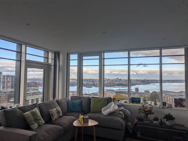 Spacious river-view bedroom in sub-penthouse flat Main Photo