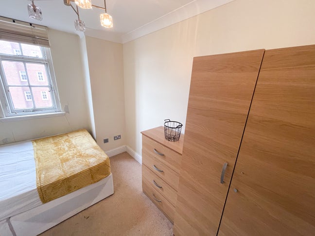 &pound;20 off ✨ Lovely Double Room in St John's Wood ✨ Main Photo