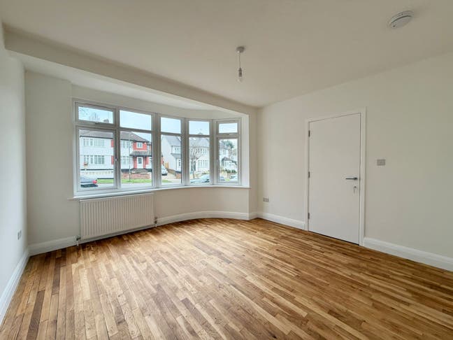 🏡 Large Double Room Available  Main Photo