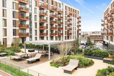 Spacious 2-Bed, 2-Bath Flat in Kent (Chatham)  Main Photo