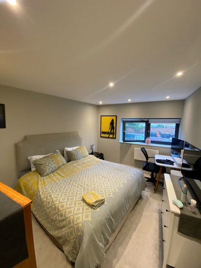 Double Room w/ Private Bathroom on Broadway Market Main Photo