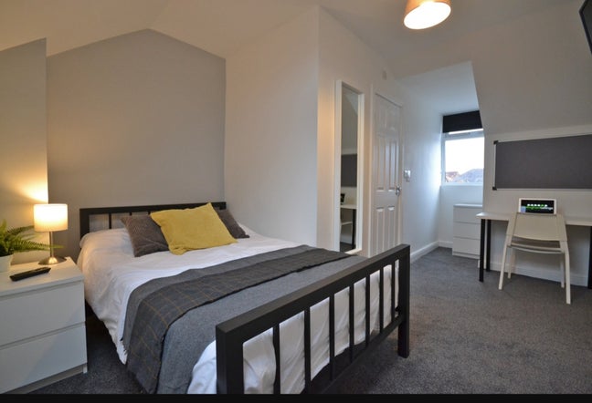 Two ensuite rooms available in Beeston  Main Photo