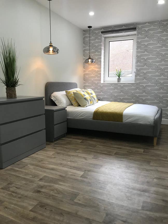 Modern Double Room With En-Suite in Town Centre! Main Photo