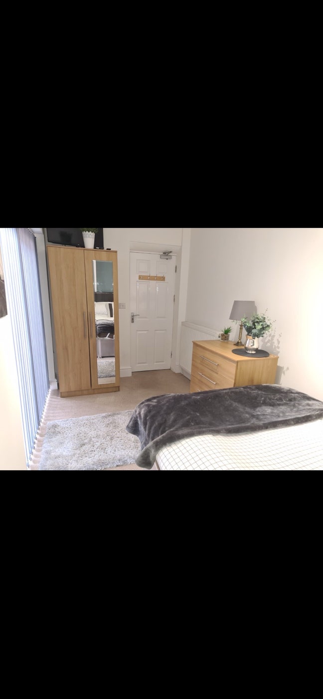 🛌En suite 🚿 available now.  Main Photo