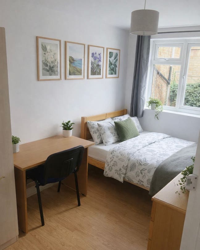 3-Bed Flat Nr to City Centre, CCCU & Amenities Main Photo