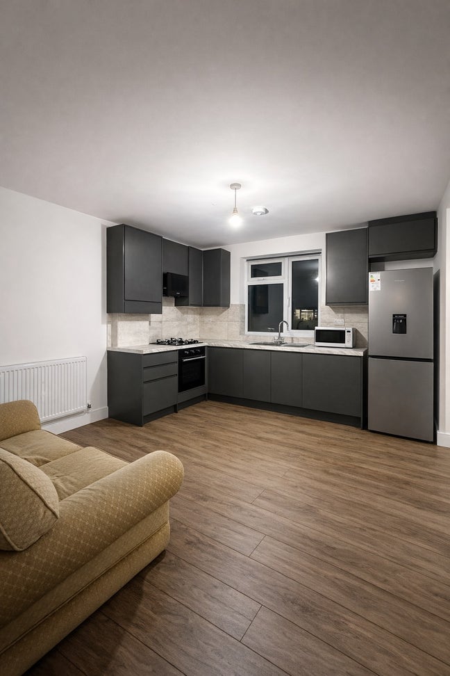 Modern 3 Bedroom 2 Bathroom Flat in Mitcham Main Photo